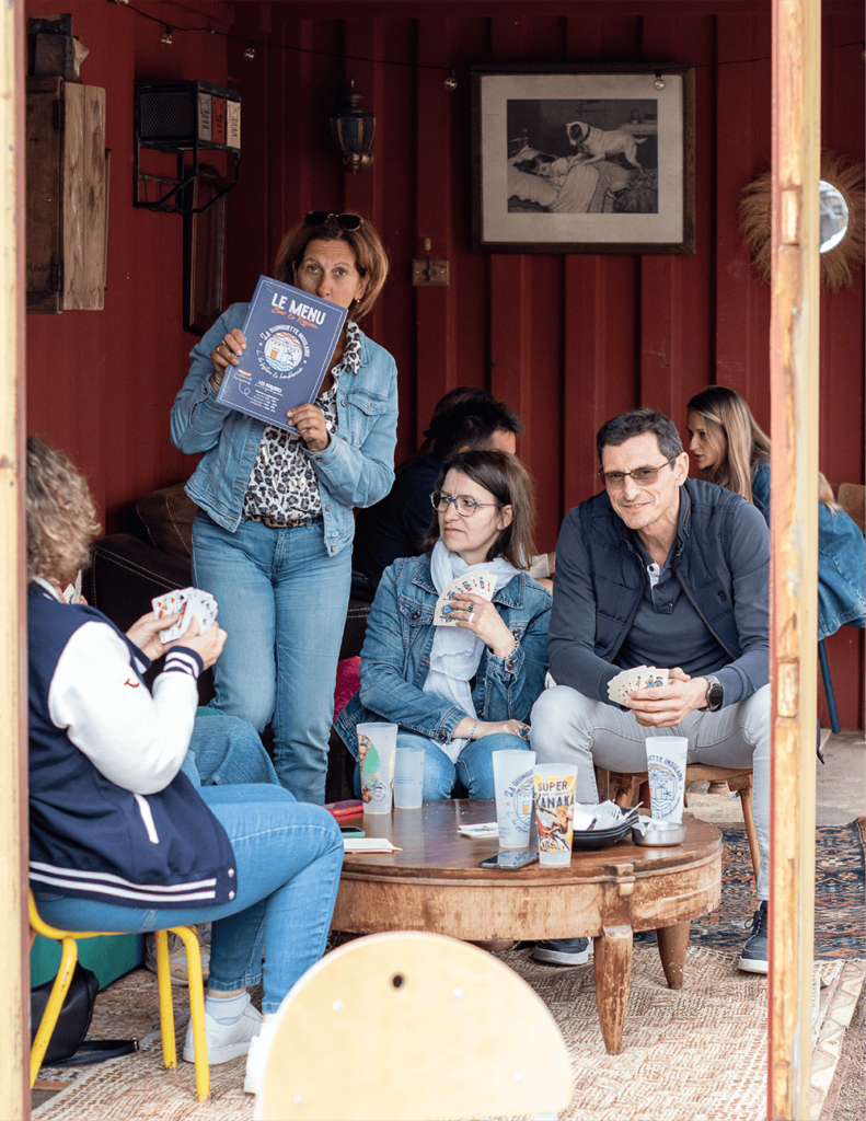 L'espace détente à la Guinguette Insulaire à Charleval en Normandie